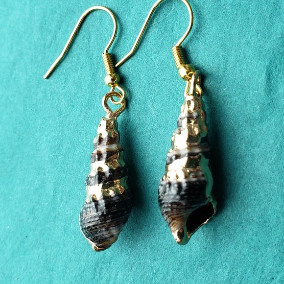 2/10$  NWOT Black shellfish with gold tone accent earrings - Picture 1 of 4